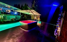 Resort Style Home Living With Private Pool And Hottub